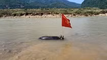 Đi đánh cá, người dân phát hiện quả bom “khủng” dưới sông