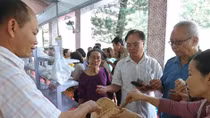 Dân Sài thành thích thú đi… “chợ Lào”