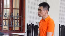 Đang tại ngoại vẫn mang súng đi buôn 12 bánh heroin