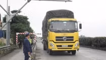 Áp dụng xử phạt nguội, ngăn việc “chống lưng” cho xe quá tải