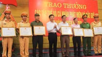 Khen thưởng các tập thể, cá nhân khám phá vụ hơn 300 kg ma túy đá
