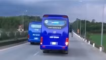 Xe chở công nhân cản đường xe chữa cháy đi làm nhiệm vụ