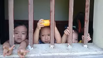 Đừng bỏ con, mẹ ơi!