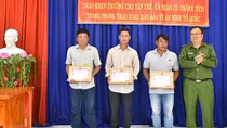 Trao giấy khen cho người dân truy bắt tội phạm
