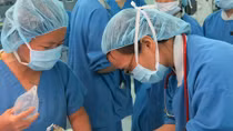 Phẫu thuật cứu sống bé gái sơ sinh nội tạng nằm ngoài ổ bụng