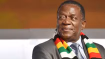 Câu chuyện khăn quàng cổ của tân Tổng thống Zimbabwe