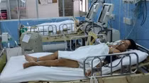 Vợ chồng trẻ và 2 người thân nguy kịch vì ngạt khói