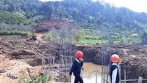 Tự ý xây cầu đe dọa cả khu dân cư