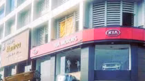 Nhân viên showroom lao ô tô từ cửa sổ tầng 2 xuống đất