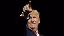 Ông Trump lại dính lình xình với người đẹp