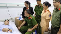 Thượng úy Công an bị thương trong khi cứu người nhảy cầu tự tử