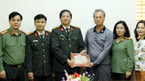 Công an Lào Cai nhận hiện vật lịch sử