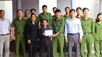 Thăm hỏi tặng quà gia đình bị thiệt hại bởi vụ cháy tại Yên Lạc