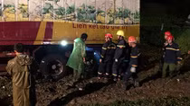 Cảnh sát nỗ lực đưa nạn nhân dưới gầm xe container ra ngoài