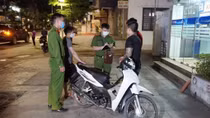 Quảng Ninh tạm cách ly 43 trường hợp ra đường sau 22h