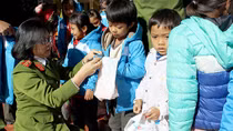 Những hình ảnh ấm lòng trong giá rét mùa đông