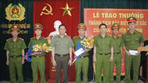 Trao thưởng vụ triệt xóa đường dây mua bán 10 bánh heroin