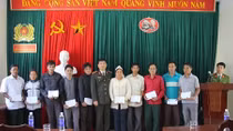 Công an tỉnh Bắc Kạn ủng hộ nhân dân huyện Đà Bắc 100 triệu đồng
