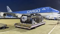 Xe siêu sang Rolls-Royce Dawn được vận chuyển bằng máy bay nào?