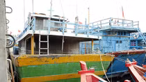 Gặp khó với những con tàu bị “bỏ rơi”