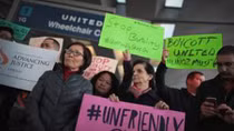 Vì sao vụ United Airlines “nổ” lớn?