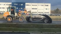 Tài xế thiếu tập trung, siêu xe Bugatti Chiron đầu tiên gặp tai nạn