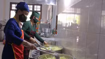 Nhiều giáo viên tiếp sức cho “tuyến đầu” chống dịch