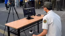 Dùng camera quét thân nhiệt, ngăn chặn dịch lây lan vào các nhà máy