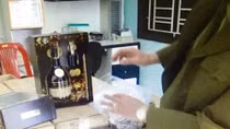 Hơn 300 chai rượu không nguồn gốc bày bán trong cửa hàng