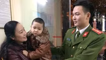 Công an phường tìm người thân cháu bé bị lạc