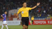 Từ một "vết đen" của trọng tài cầm còi V.League
