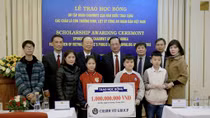 Tiếp nhận học bổng của Tập đoàn Charmvit tặng con thương binh, liệt sỹ CAND