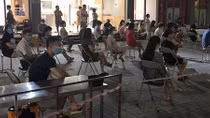 Trắng đêm bảo vệ an ninh tại khu cách ly Hoàng Mai