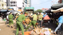 Lực lượng Công an giúp dân dọn dẹp vệ sinh sau trận mưa lịch sử