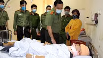 Thăm hỏi Trung úy Công an tổ công tác Y5/141 bị thương khi làm nhiệm vụ