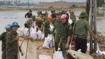 Công an tỉnh Bình Định: Vừa giữ an ninh, vừa giúp dân chống lũ
