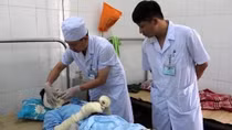 Đun nước trong đám tang, 5 người bị thương do nổ khí gas