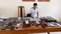 Nhân viên bảo vệ khách sạn lấy trộm 80 điện thoại di động