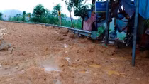 Công an xã kịp thời đưa 2 người bị thương do sạt núi đi cấp cứu