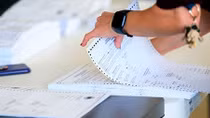 Sau bầu cử là đơn kiện