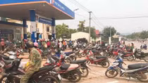Người dân đổ xô đi mua xăng tích trữ khi giá giảm sâu