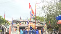Người dân Lý Sơn dựng cây nêu đón Tết
