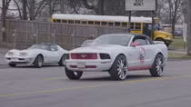 Người phụ nữ Mỹ độ xe cơ bắp Ford Mustang phiên bản… Hello Kitty