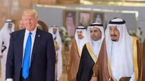 Chuyến đi “tránh bão” của Tổng thống Trump