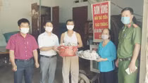 Vợ chồng người thợ sửa xe ủng hộ thùng tiền công ích để chống dịch 