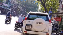Ô tô tông nhiều xe máy trên đường, 6 người bị thương