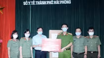 Trao tặng 200 triệu đồng và 30 nghìn khẩu trang cho Công an Đà Nẵng