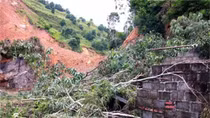 Nửa quả núi đổ ập xuống khu vực có 20 hộ dân sinh sống ở Hải Phòng