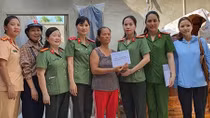 Tặng quà hỗ trợ người dân bị thiệt hại do bão số 5