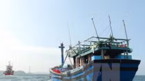Điều phương tiện ra khơi cứu hộ tàu đánh cá trôi dạt ở vùng biển Trường Sa